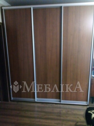 Тридверна шафа-купе Альфа з великими нішами для одягу