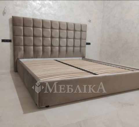 Элегантная мягкая кровать с обивкой Сантьяго