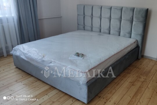 Элегантная мягкая кровать с обивкой Сантьяго