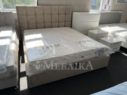 Элегантная мягкая кровать с обивкой Сантьяго