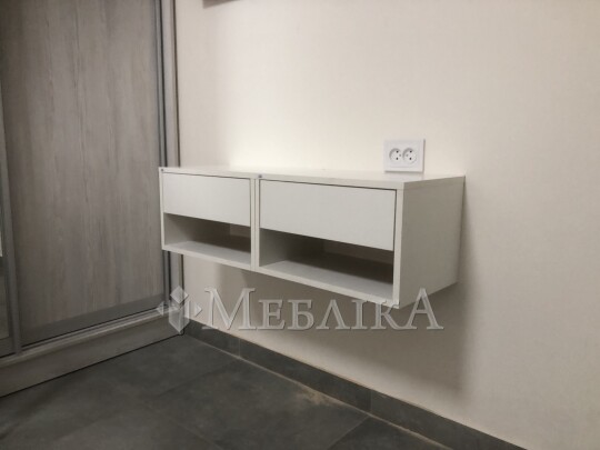 Тумба приліжкова навісна з відкритою та закритою полицями Міла