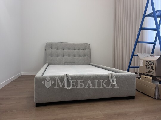 Ліжко в тканині з підйомним механізмом та узголів'ям під нахилом  L-029
