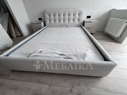 Ліжко в тканині з підйомним механізмом та узголів'ям під нахилом  L-029
