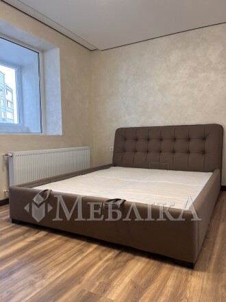 Ліжко в тканині з підйомним механізмом та узголів'ям під нахилом  L-029