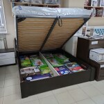 Минимально декорированная кровать с подъемным механизмом Лира
