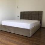 Элегантная мягкая кровать с обивкой Сантьяго
