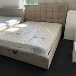 Элегантная мягкая кровать с обивкой Сантьяго