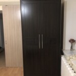 Компактный двухдверный шкаф Токио с кожаным элементом