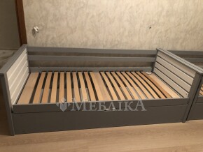 Односпальная кровать Телесик с боковыми планками и подъемным механизмом