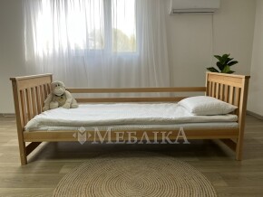 Классическая детская кровать из бука Адель с защитным бортом