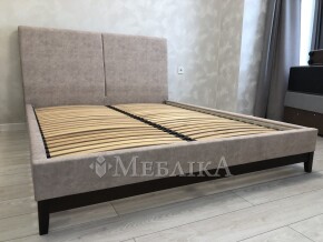 Мягкая кровать на ножках с элементами дерева Кальяри